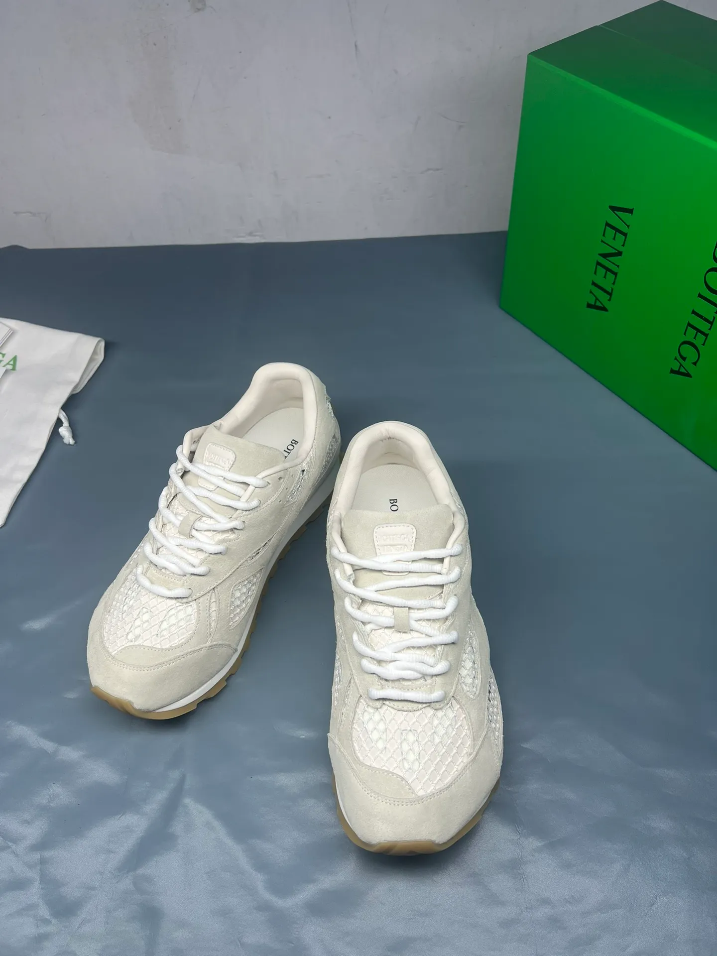👟👟Ex-factory price 600👟👟 Men's size +10 Real photos 🔥🔥BV Orbit sneakers Wang Yibo's same style couple's dad shoes Runner sneakers, made of lightweight technical mesh fabric. Matched with geometric pattern designed rubber outsole, Wang Zha series high version. Look for the package technology. It is actually a lot taller, but the legs are still slim. Very nice, playable and durable. Matched to the standard💯 Package shoe technology. Look for the high version. The outsole is made of color-blocked TPU outsole. Women's model 35 36 37 38 39 40 41 42 (40 41 42 43 44 45 customized) (Customer logo can be accepted without refund or exchange at a favorable price) Equipped with original packaging